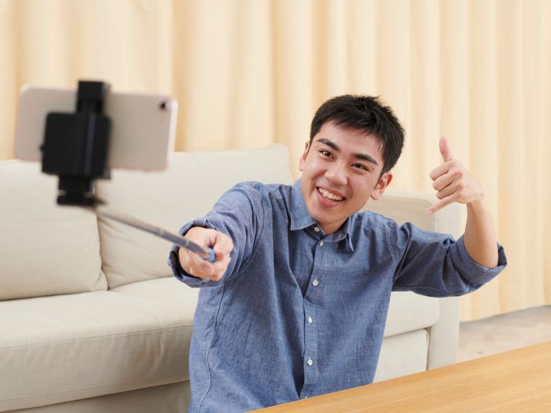 自撮りしている男性