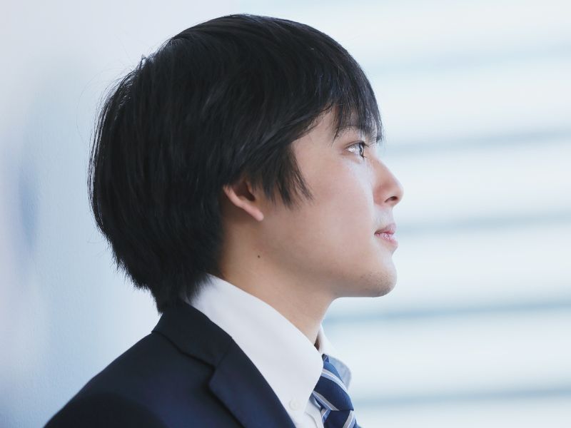 男性の横顔の写真