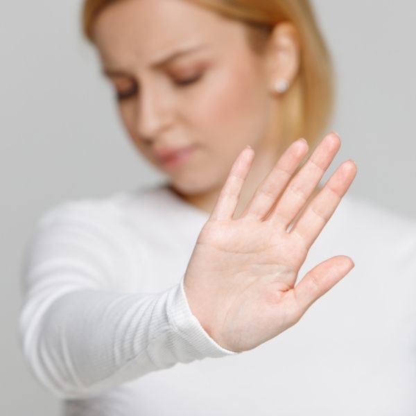 ブロックする女性