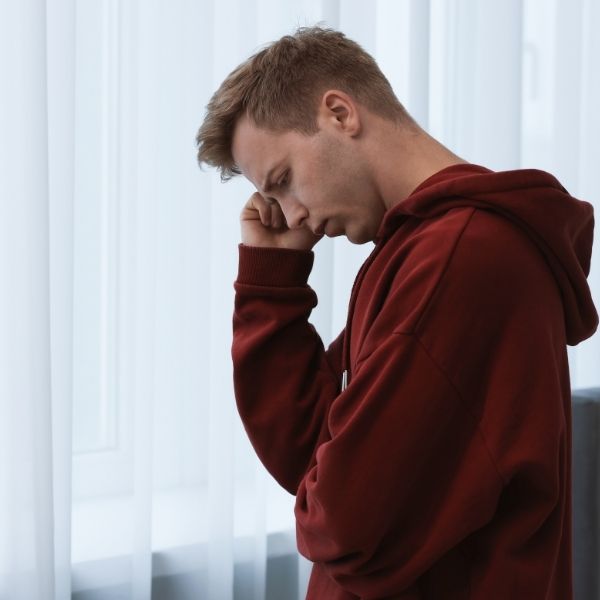 モヤっとする男性