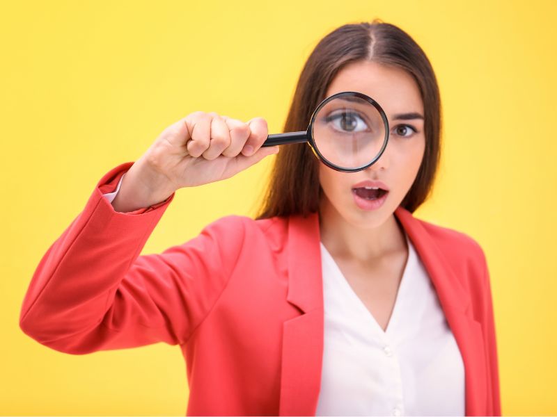 チェックしている女性