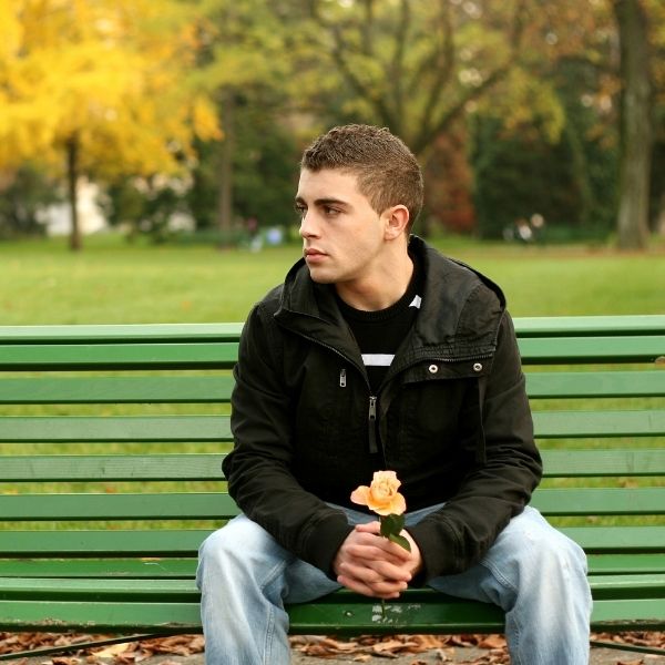 待っている男性