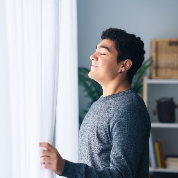 深呼吸する男性