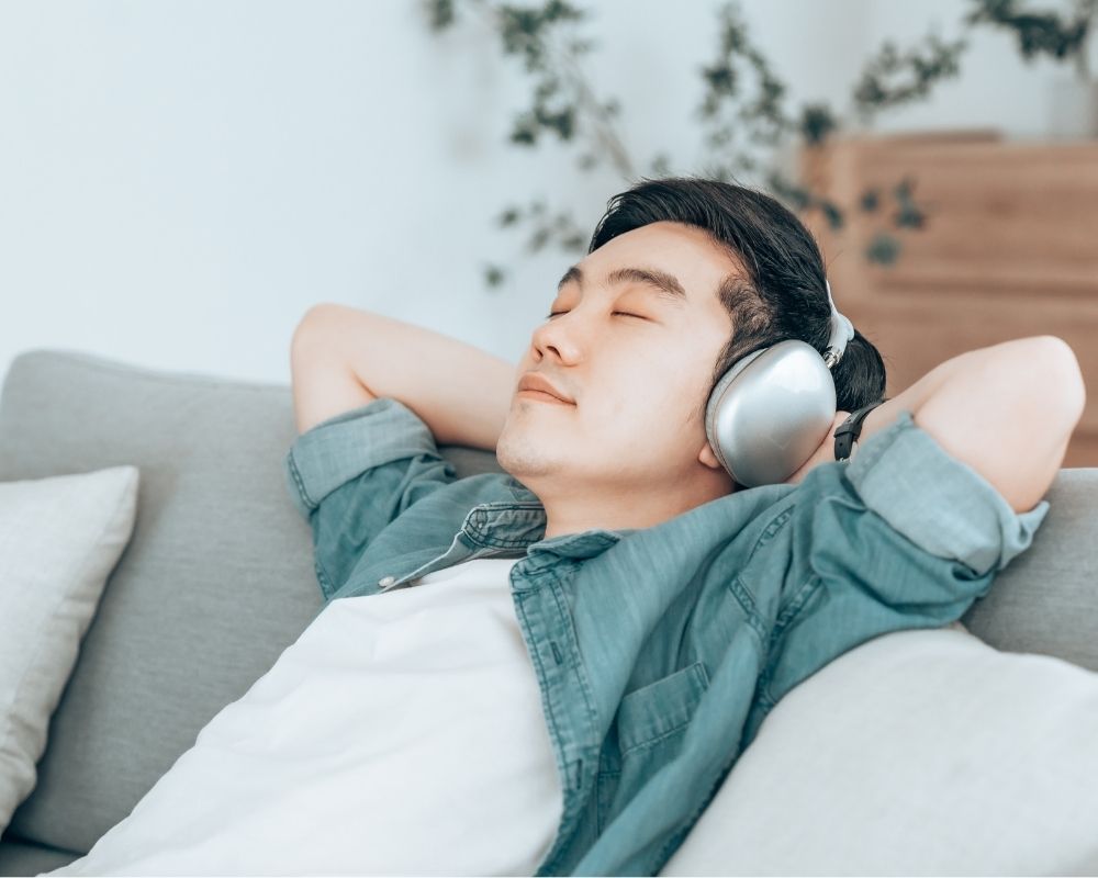 くつろいでいる男性